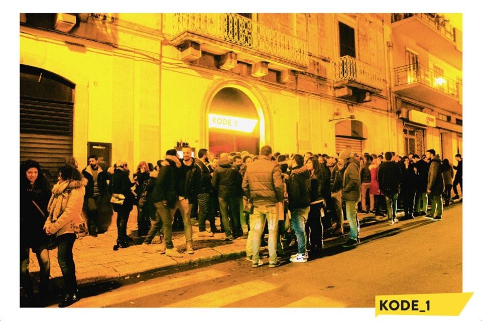 Kode_1 lancia bombe dal balcone