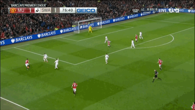 Wayne Rooney mete un bonito gol de tacón y da un poco de aire a Louis Van Gaal