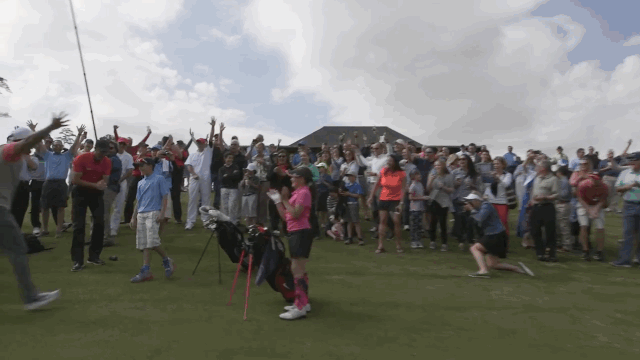 Un enfant de onze ans inaugure le terrain de golf de Tiger Woods avec un trou en un