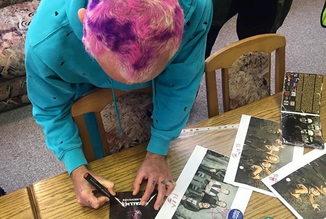 In Bielorussia hanno obbligato i Red Hot Chili Peppers a far finta di essere i Metallica
