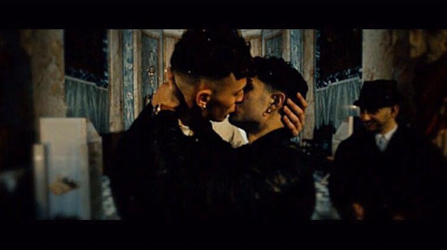 Applausi alla Dark Polo Gang per questo bellissimo bacio