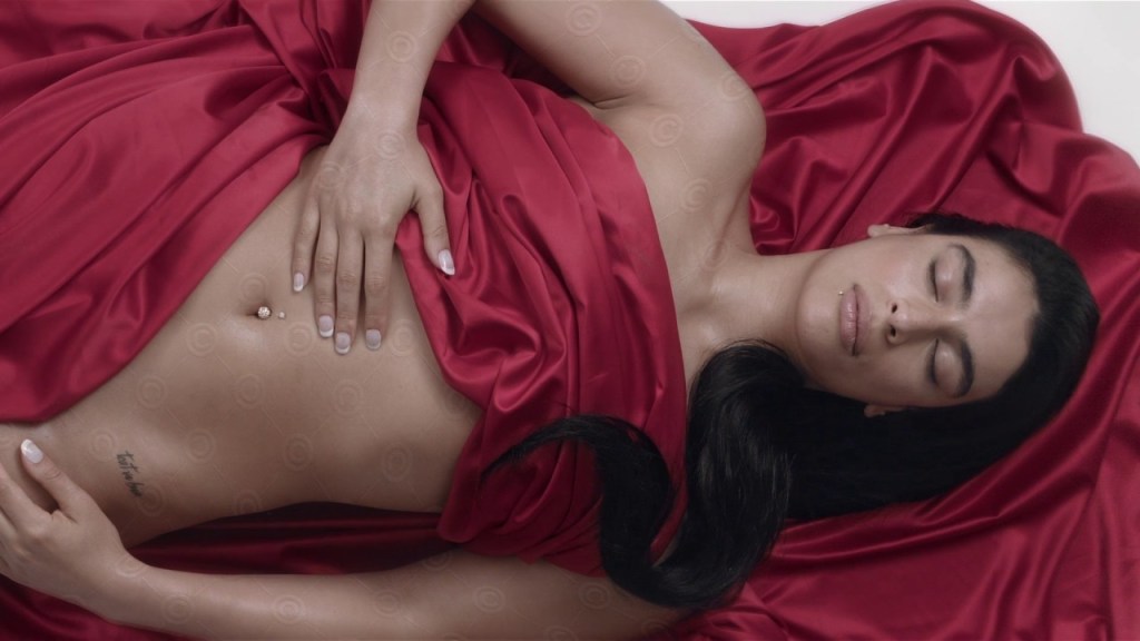 Sevdaliza is een commercieel product in haar nieuwe video voor ‘Amandine Insensible’