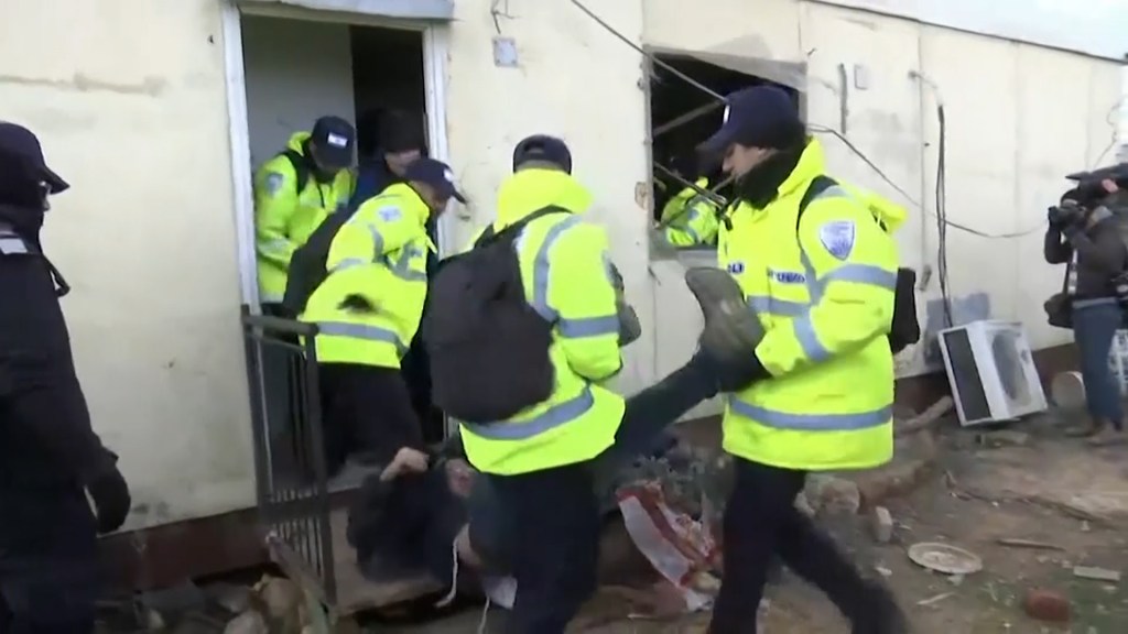 Settlers in West Bank outpost resist eviction by Israeli police