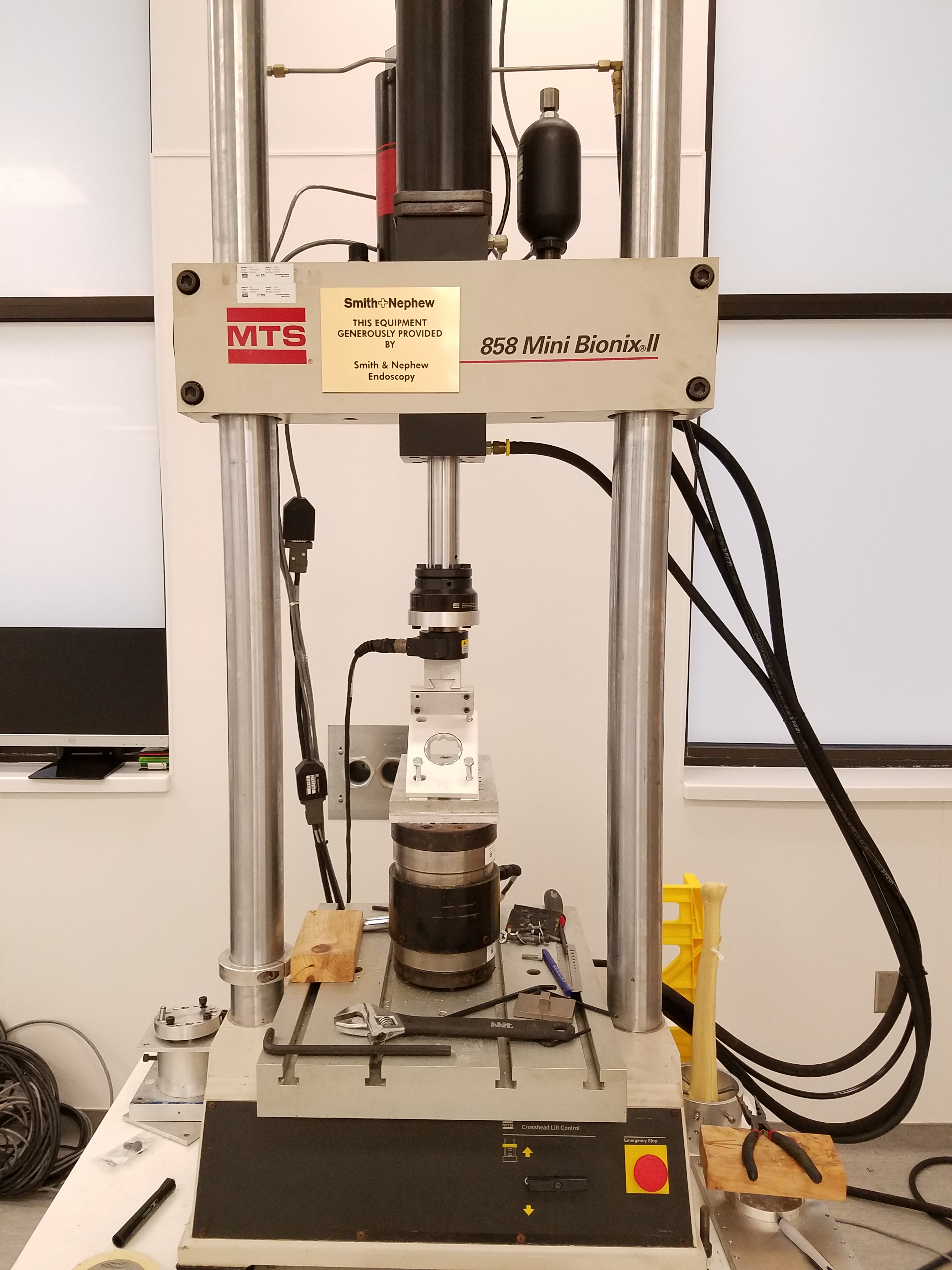 La máquina MTS 858 Mini Bionix II
