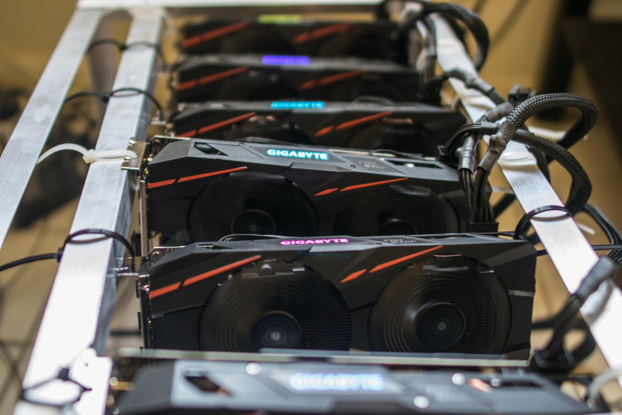 Sei GPU RX 470 installate nel mio setup di estrazione di Ethereum. Sì, quelle sono fascette. Immagine: Daniel Oberhaus/Motherboard