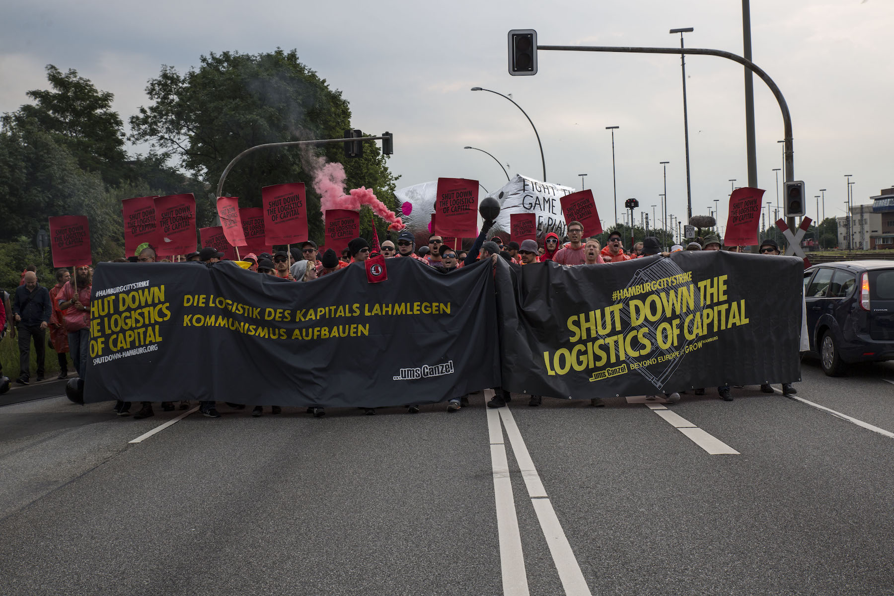 Hamburgo durante la cumbre del G20 barricadas fuego violencia policial saqueos