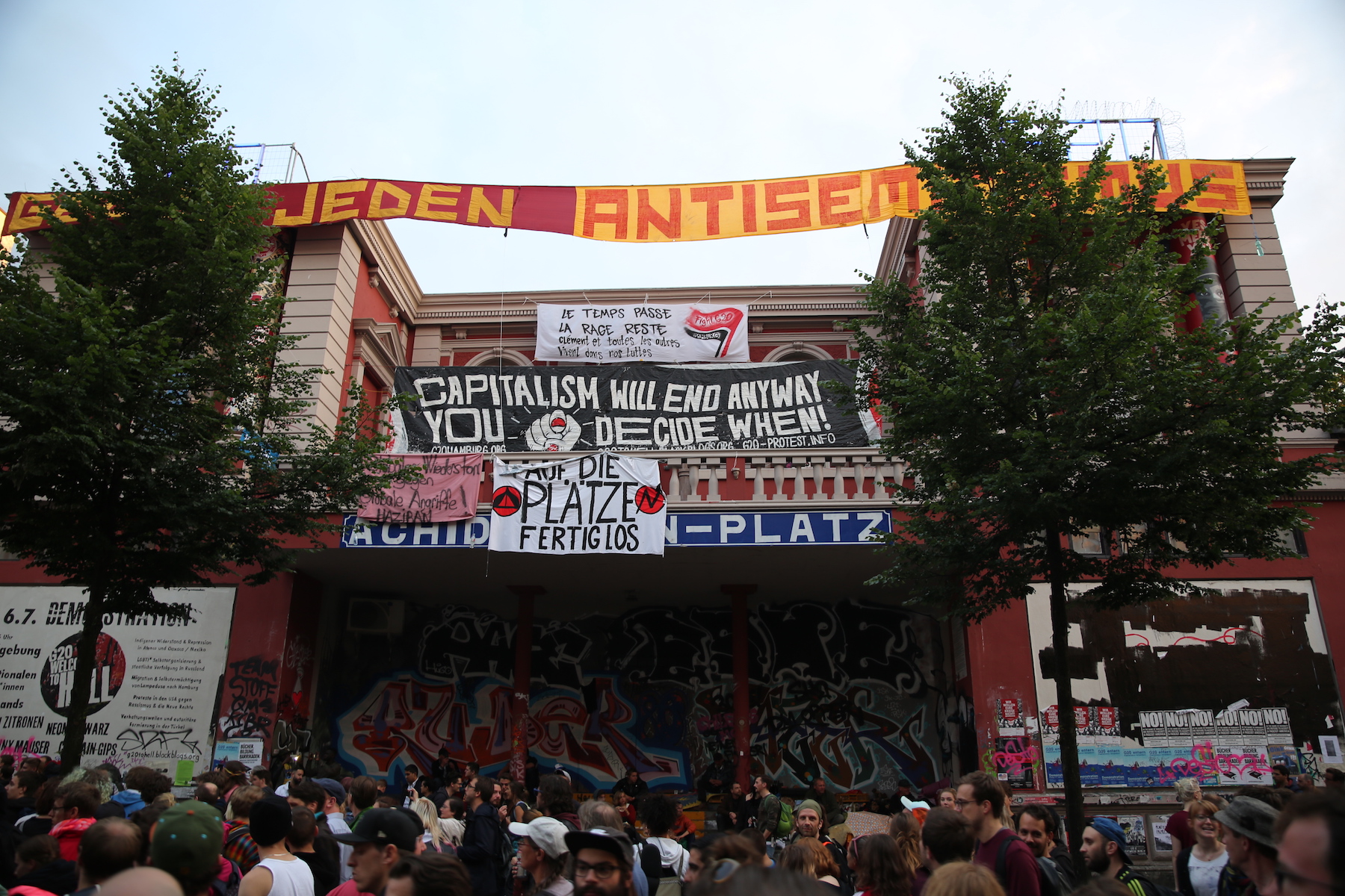 Hamburgo durante la cumbre del G20 barricadas fuego violencia policial saqueos