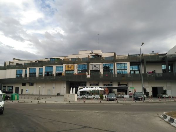 La pesadilla inmobiliaria del mes: vive en una oficina en medio de un polígono industrial