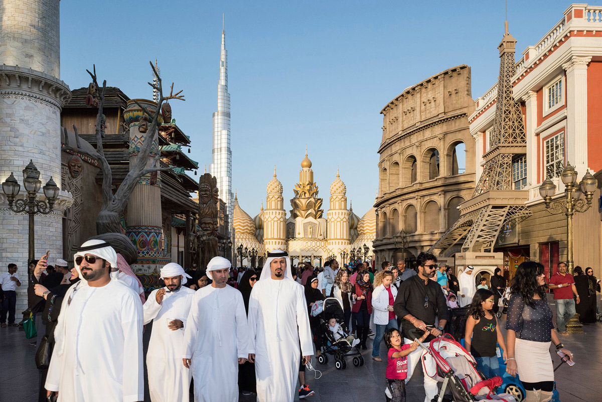 dubai exces opulenta bogatie petrol bani sampanie imobiliare strada