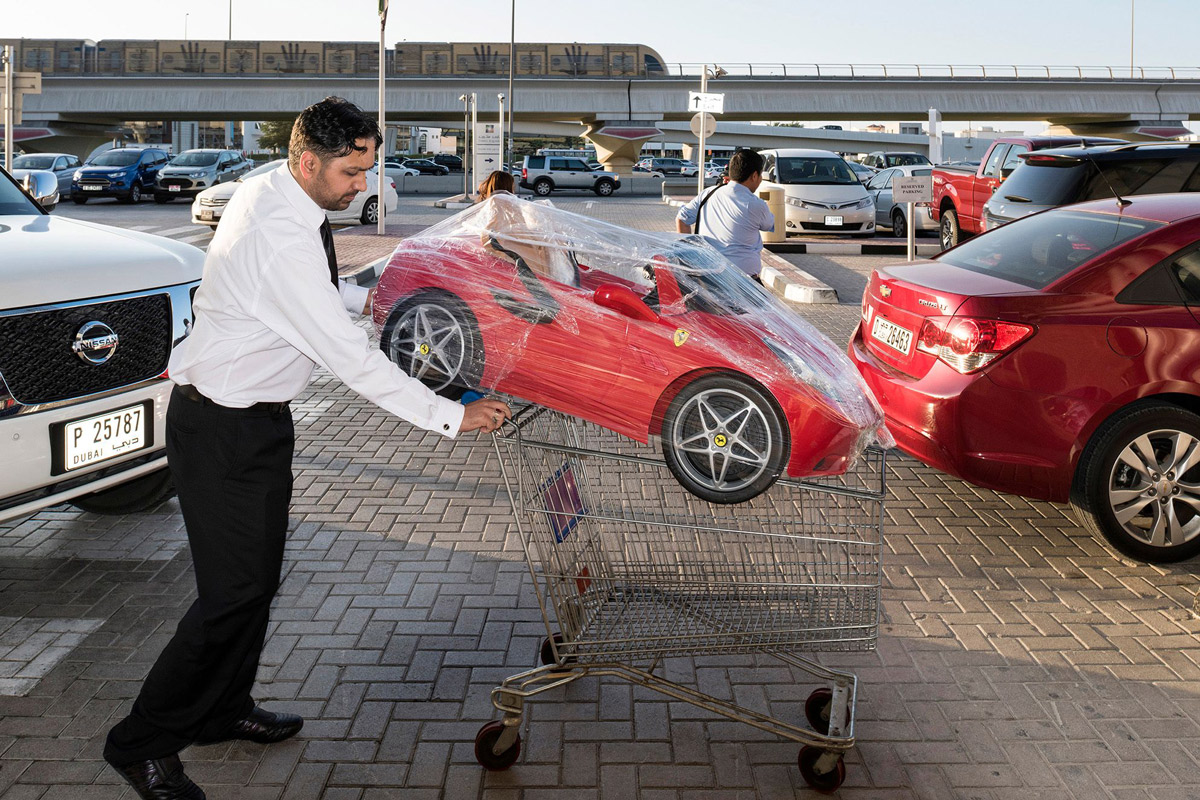 dubai exces opulenta bogatie petrol bani sampanie imobiliare ferrari