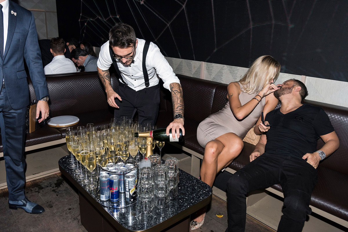 dubai exces opulenta bogatie petrol bani sampanie imobiliare club