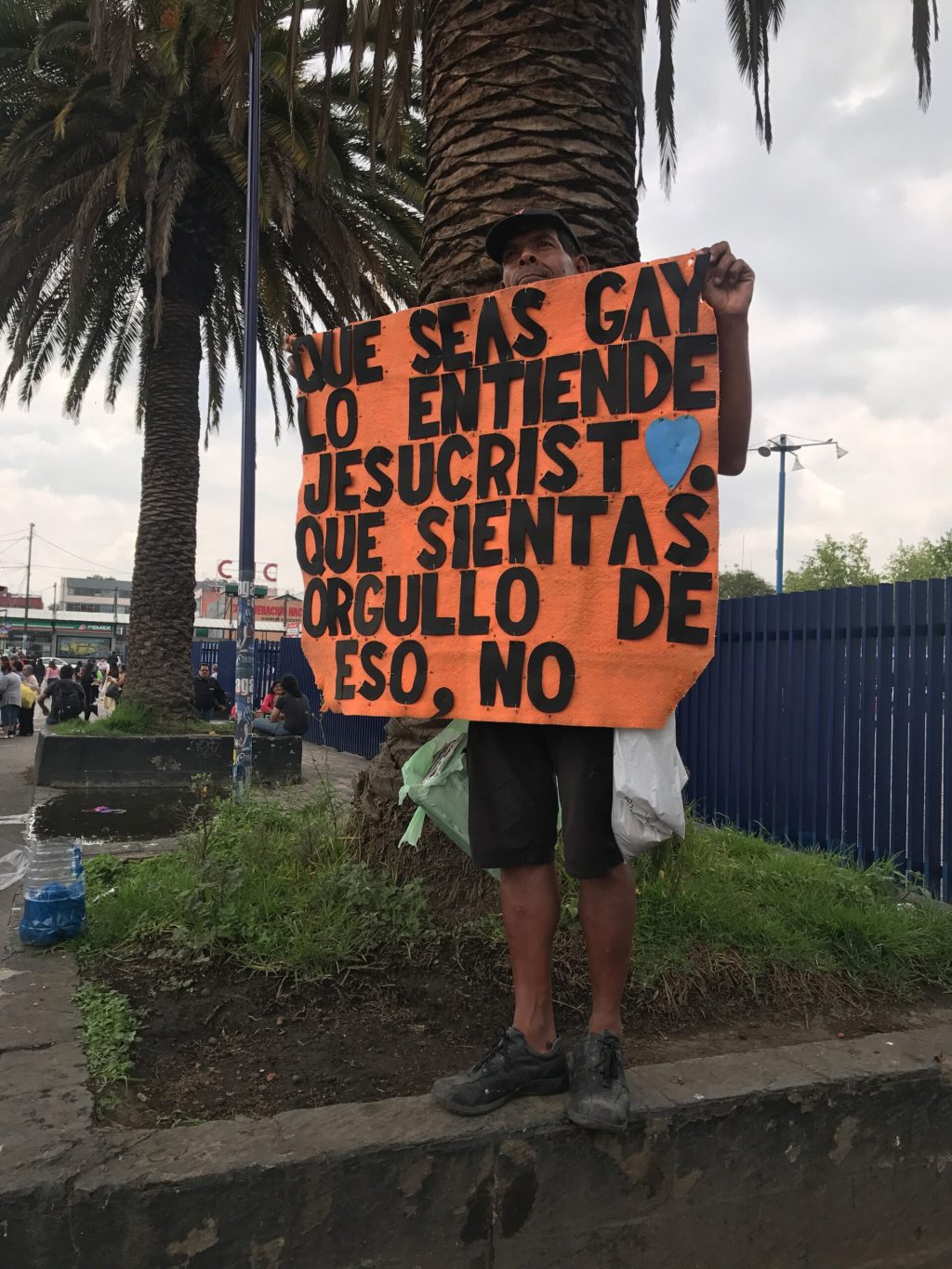 “Jesucristo ama a las mujeres, pero no al feminismo”: Samuel, el indigente cristiano de la CDMX