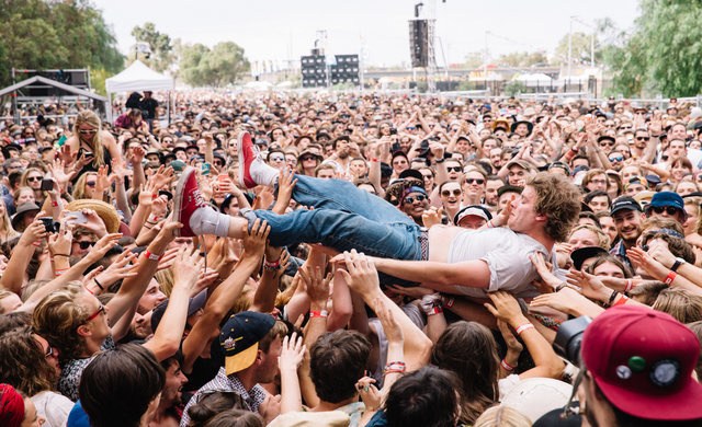 Hoe kan je op een festival urenlang linksvoor blijven zonder piep in je oor?