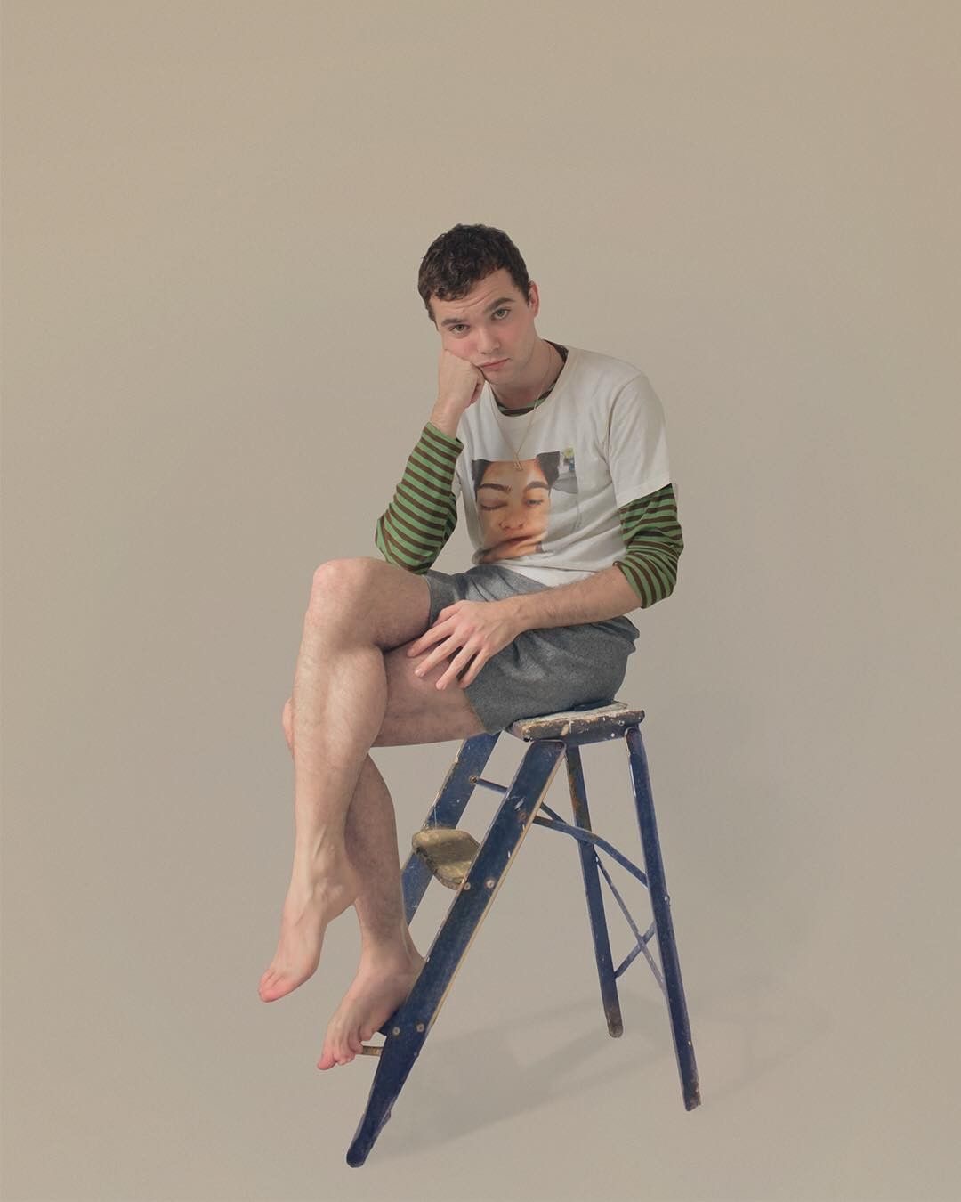 chico joven sentado