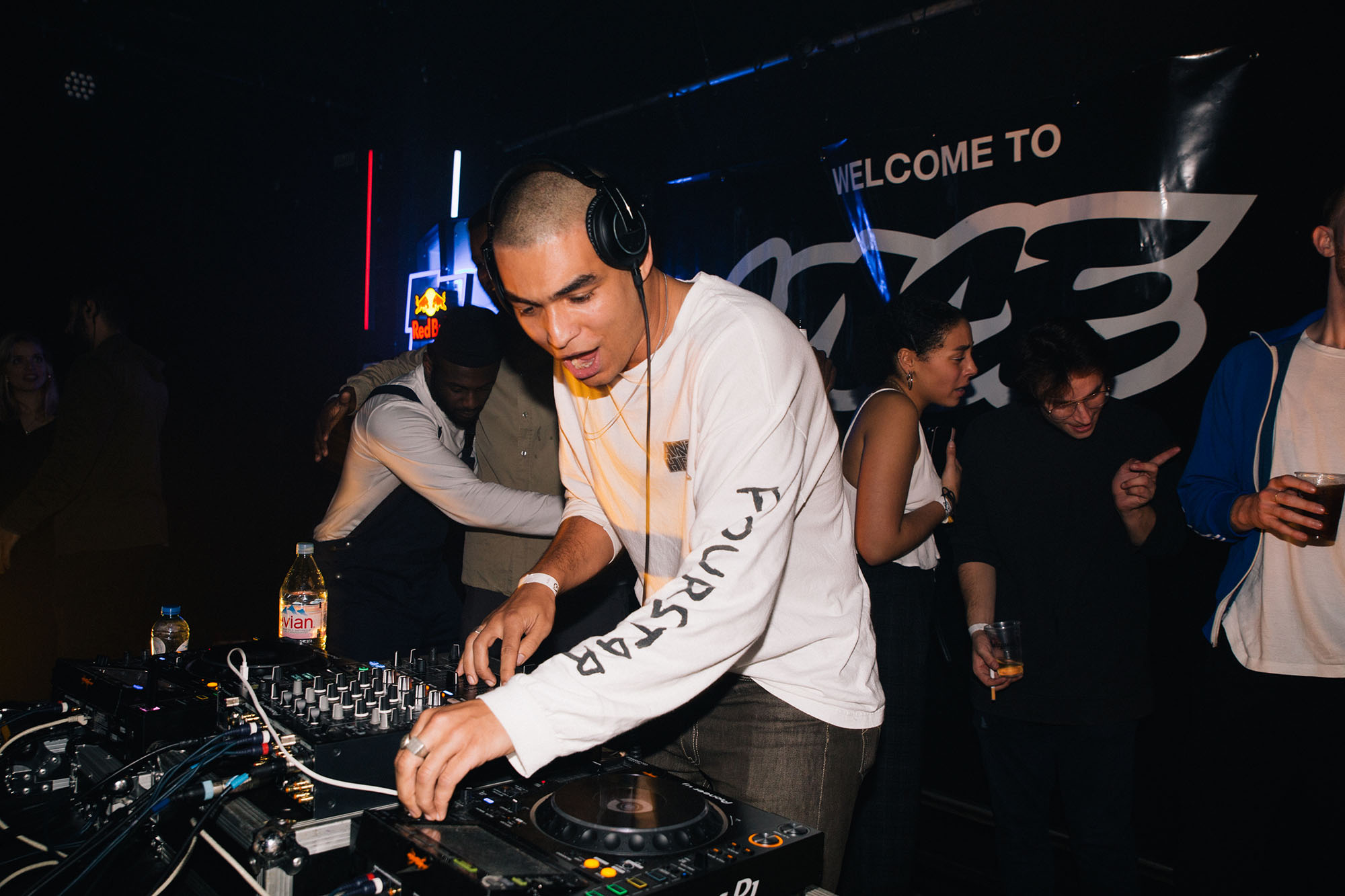 1544191673672-vice-party37