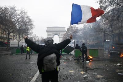 Frankreichs Gelbwesten-Protest in Paris vor dem Triumphbogen