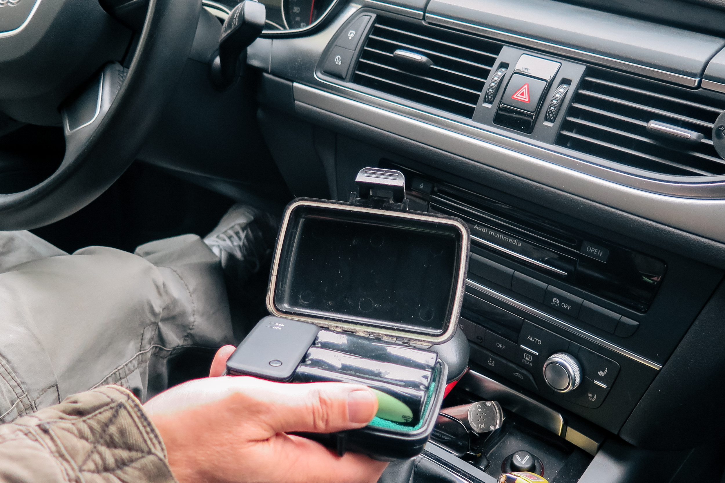 Der Privatdetektiv zeigt sein GPS-Gerät