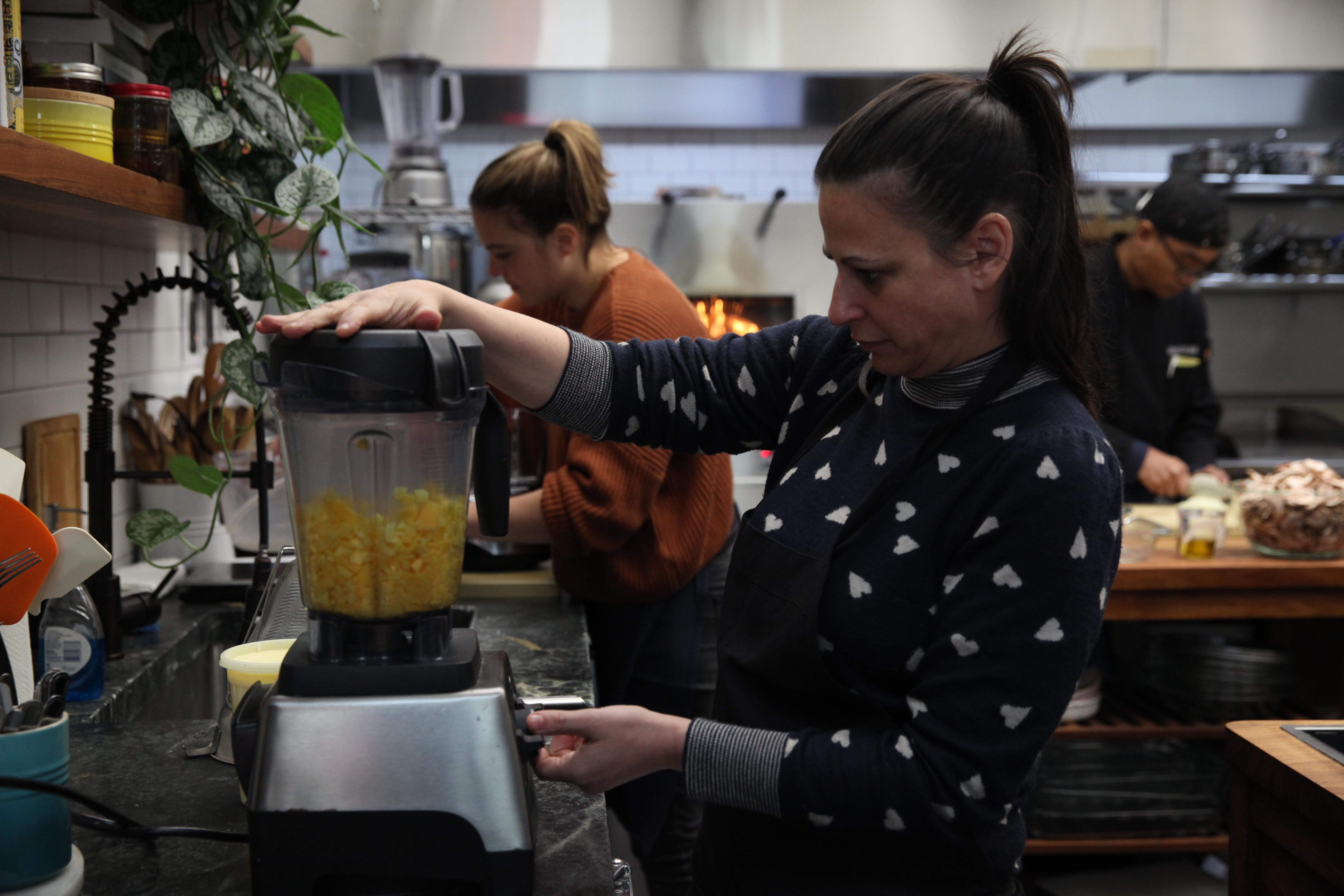 amanda cohen of dirty candy blending mango puree