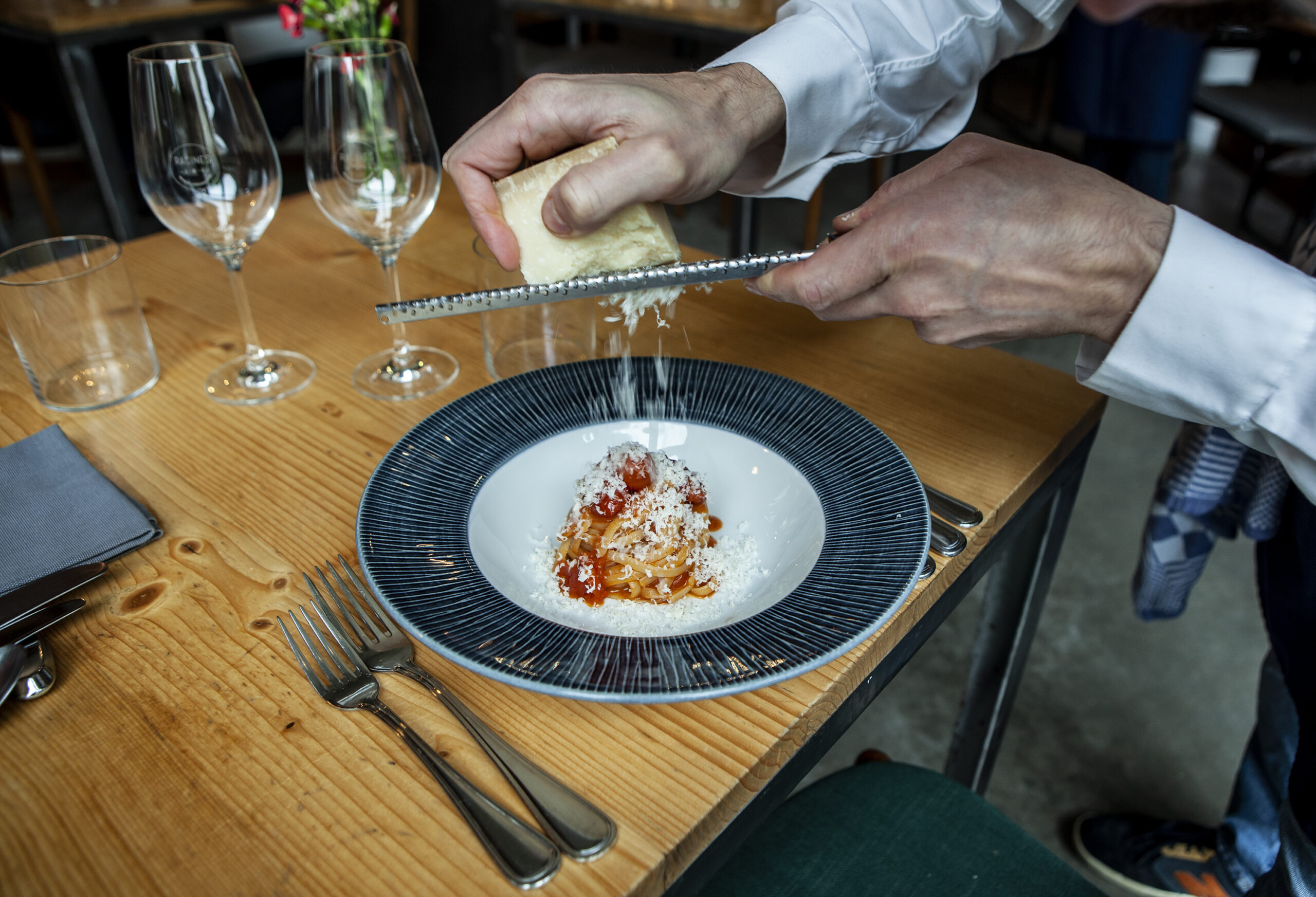Racines parmigiano all'estero