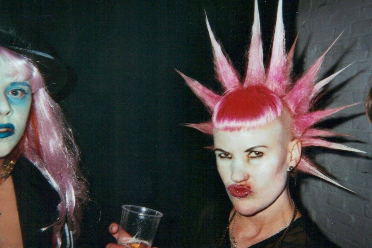 drag-me-to-hell-antwerpen-pun-meisje-met-roze-haar