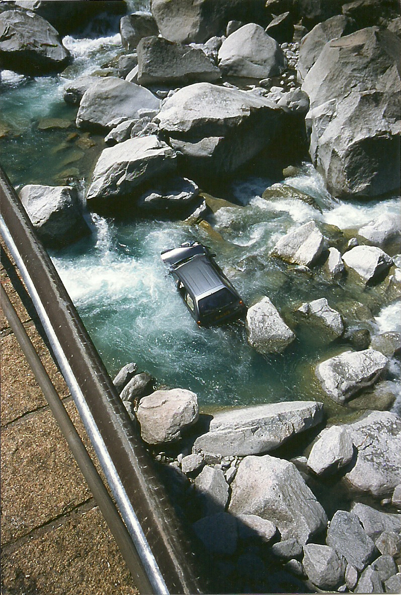 Das Autowrack liegt in der Alpenschlucht in eiskaltem Wasser