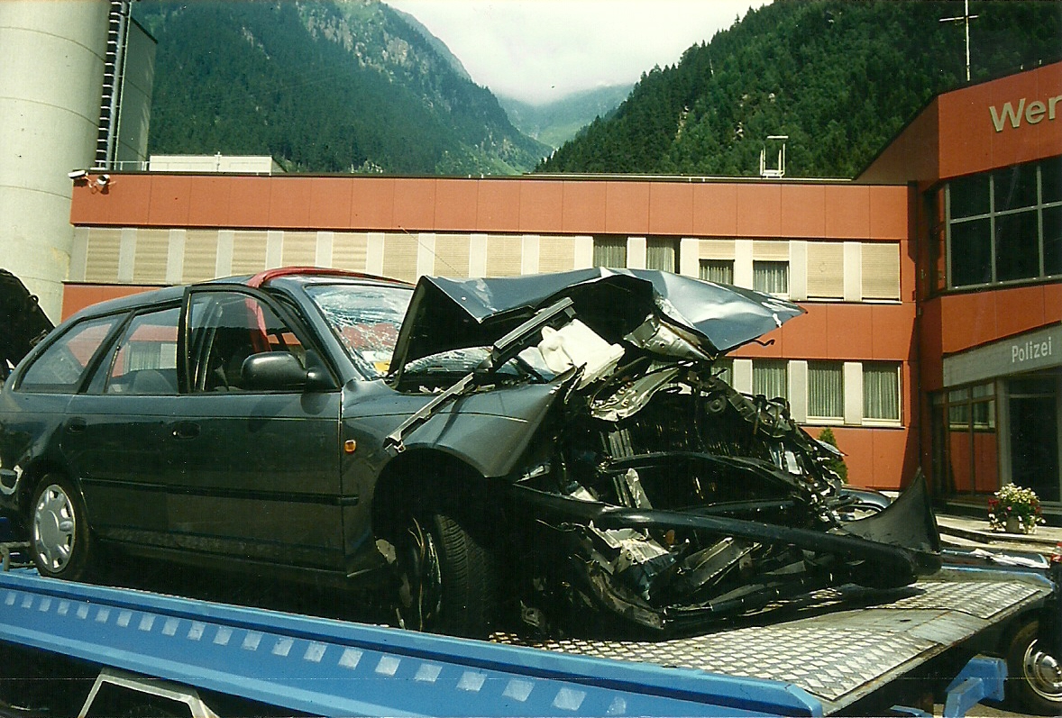 Das geborgene Autowrack wird abgeschleppt
