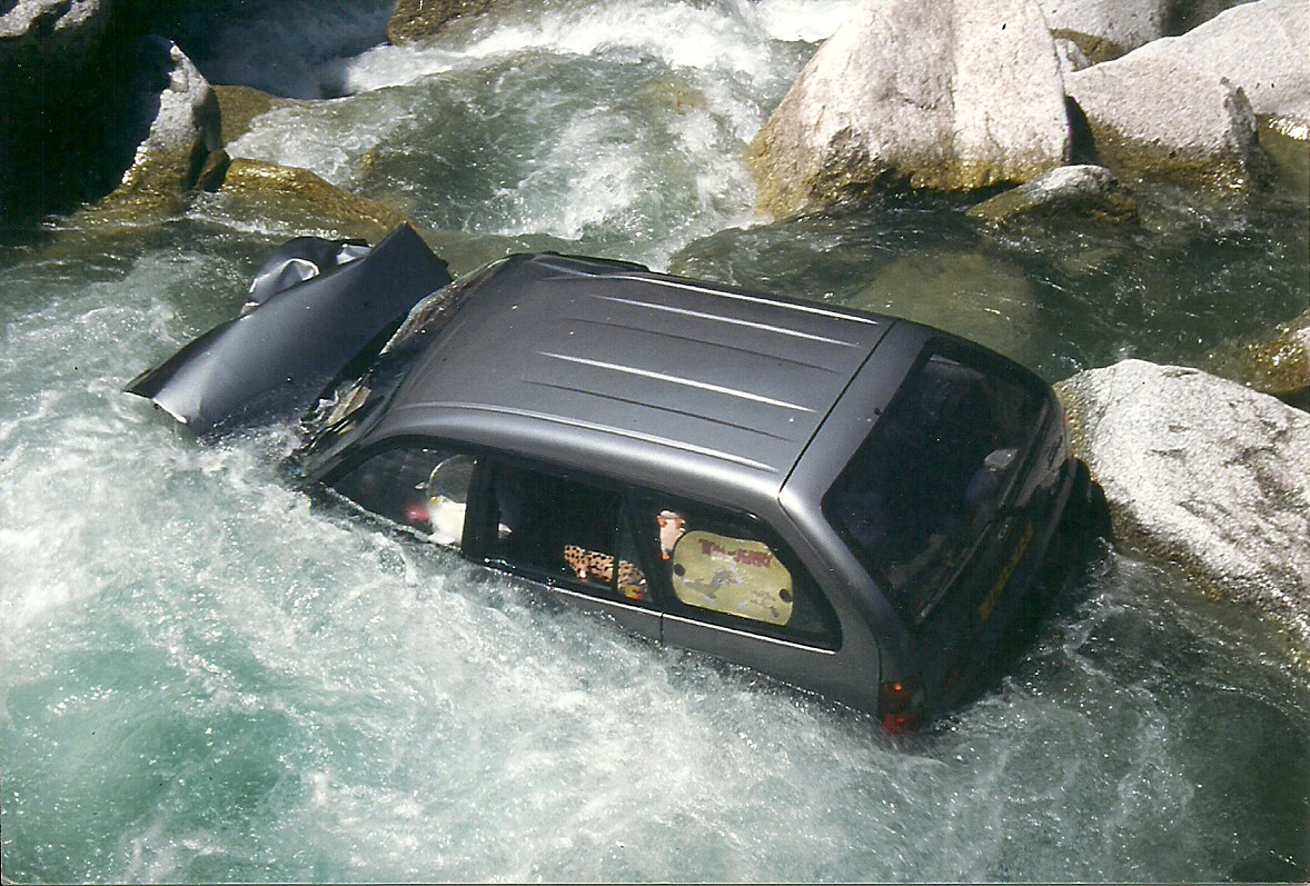 Das Autowrack im eiskalten Wasser der Schlucht