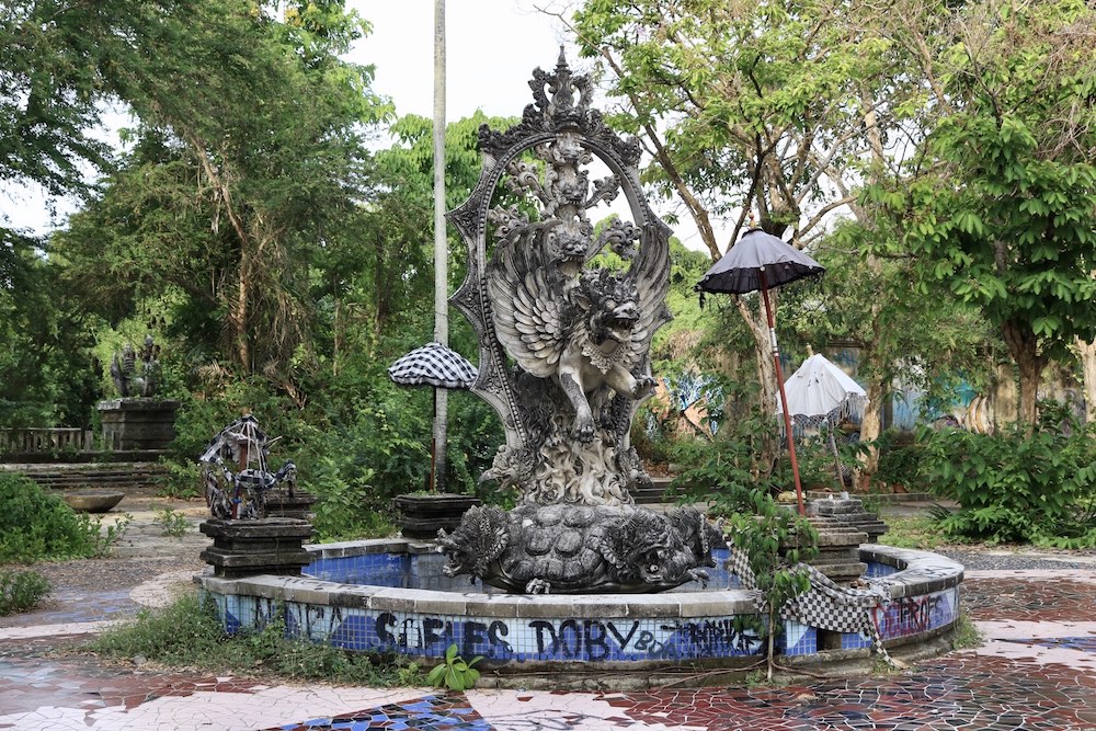 Ein Brunnen ohne Wasser, der von Pflanzen bewuchert wird
