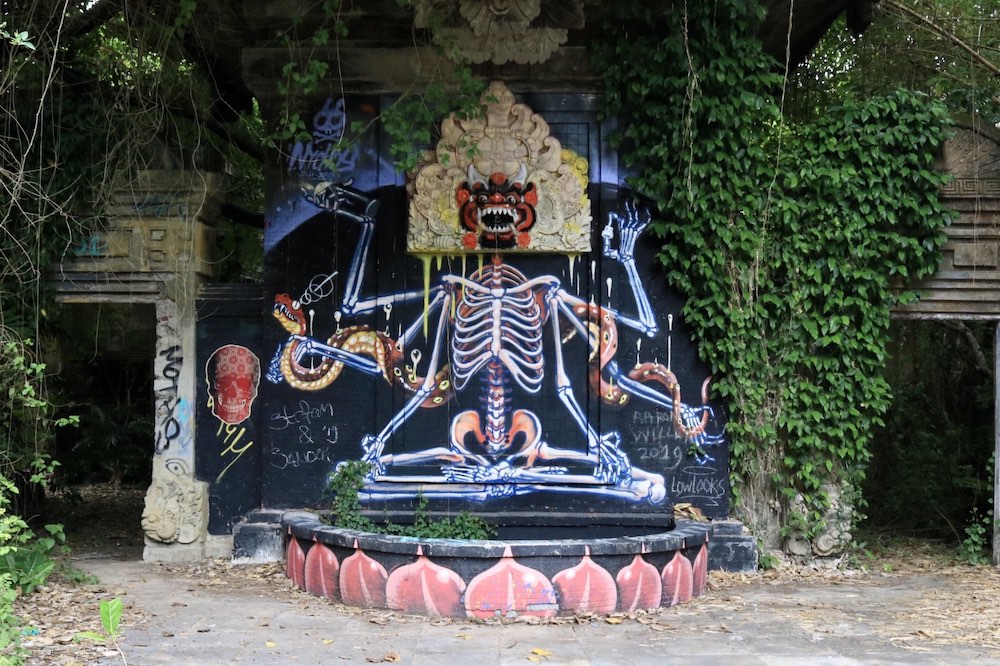 Graffitimalerei in Yogapose