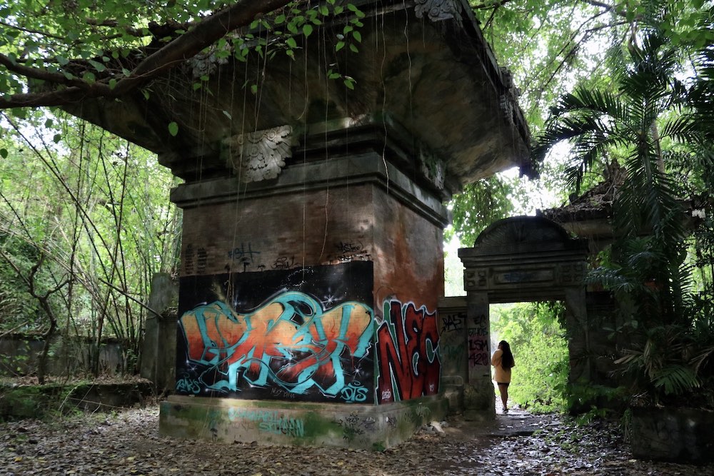 Verwahrloster Betonkörper mit Graffiti