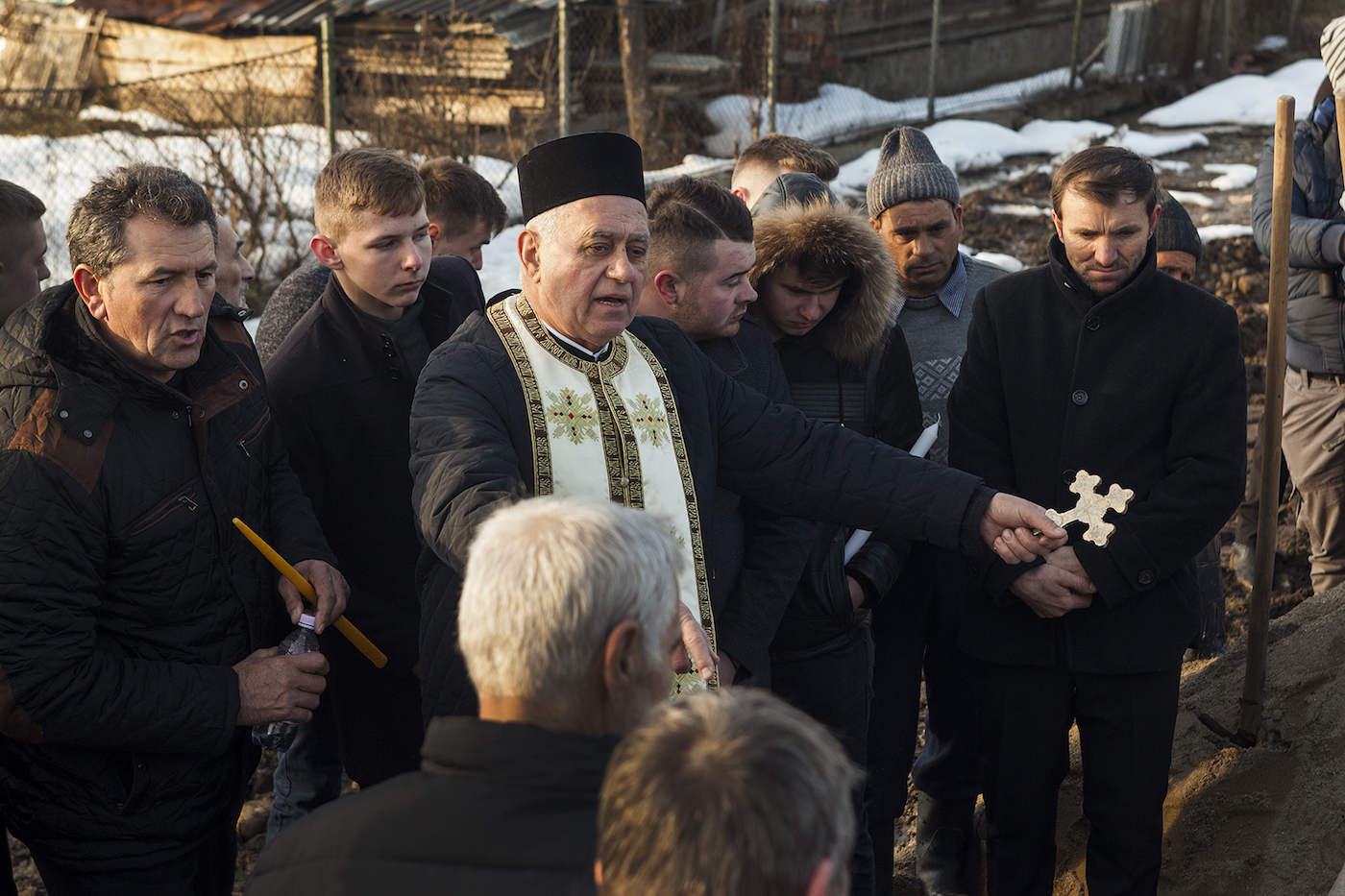 Padre Luțai legge i sacramenti.