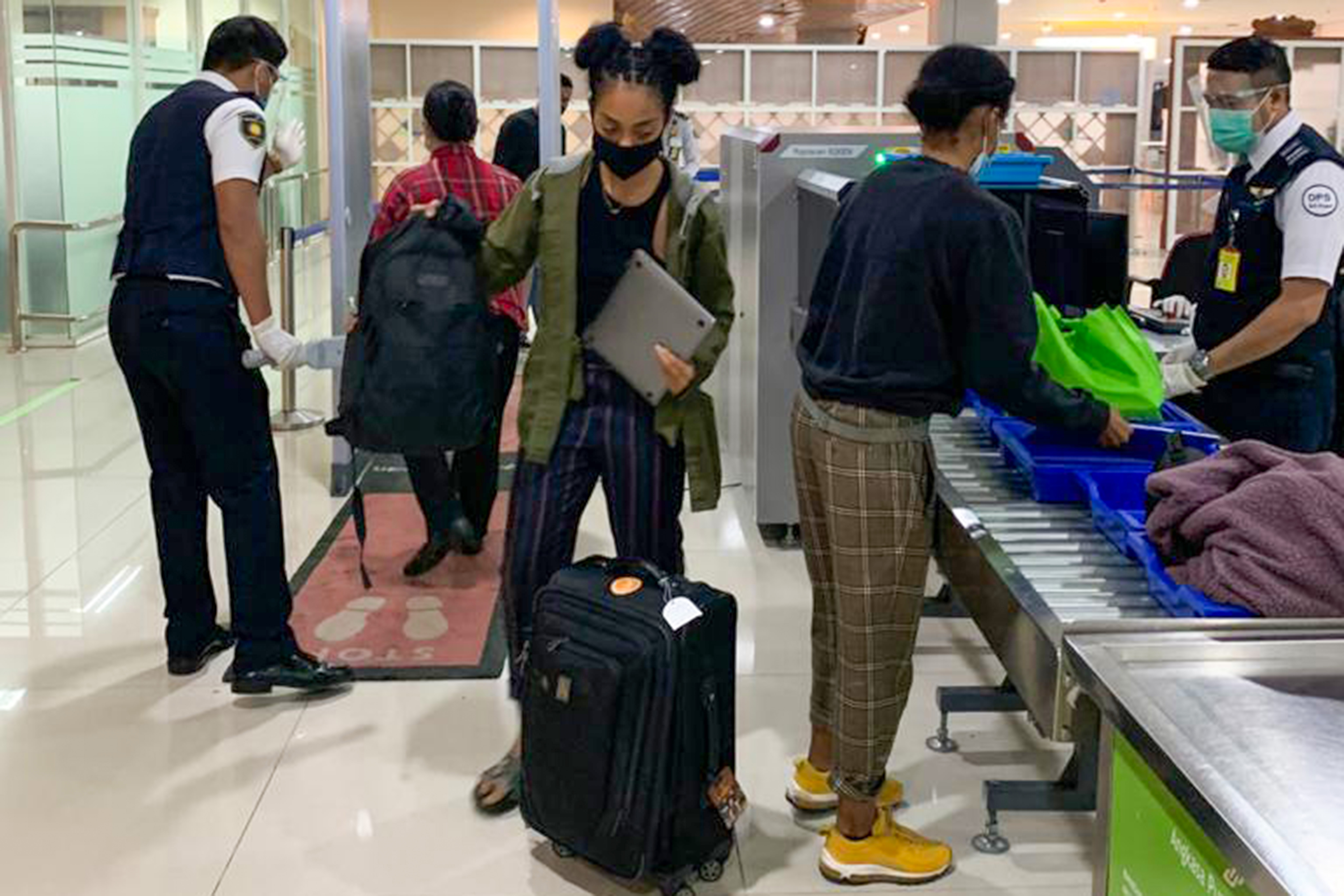 American Kristen Gray prepares to leave Bali at the airport in Denpasar. (PHOTO: AFP / MINISTRY OF LAW AND HUMAN RIGHTS)