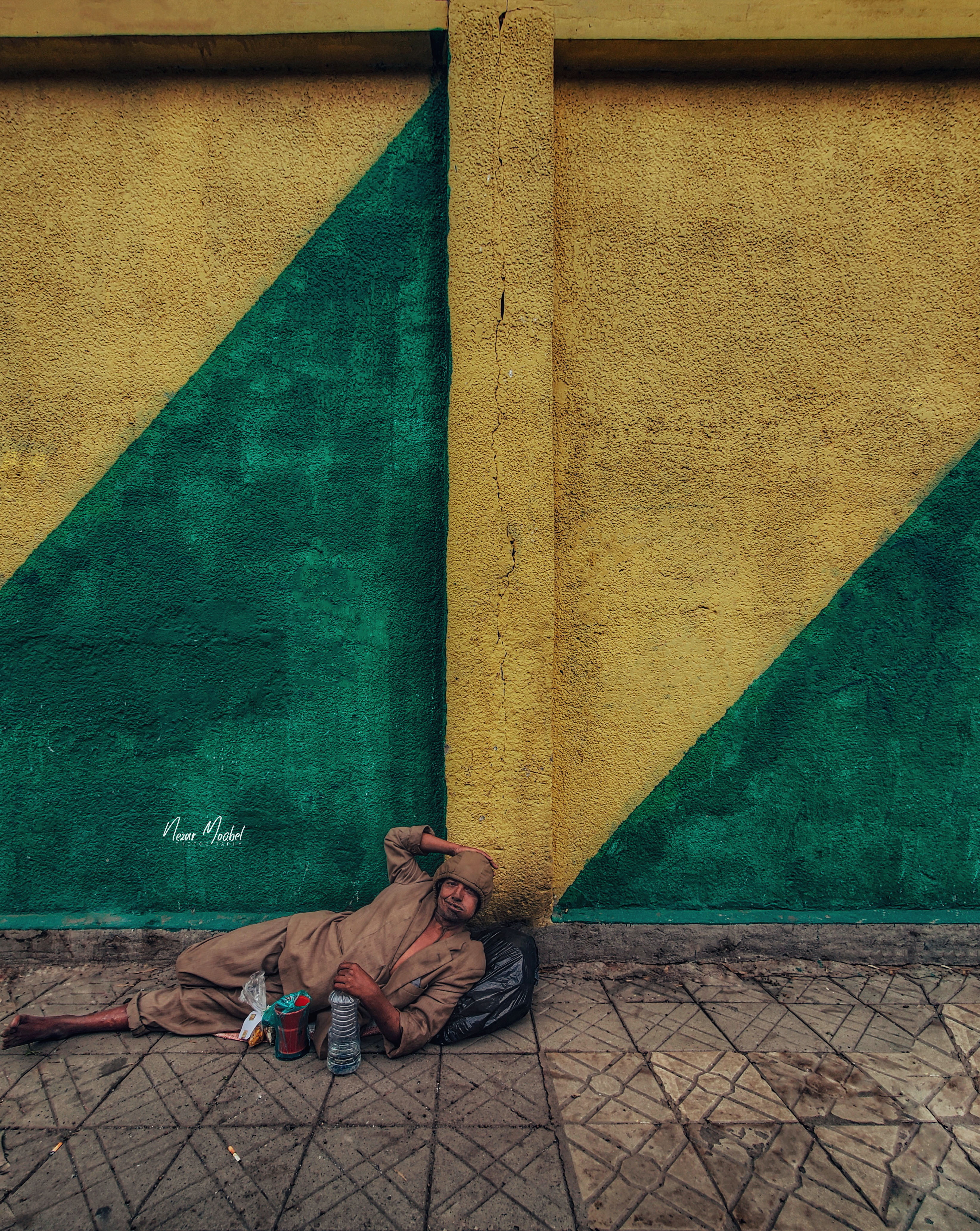 SANAA, YEMEN 2020. uomo che dorme per la strada