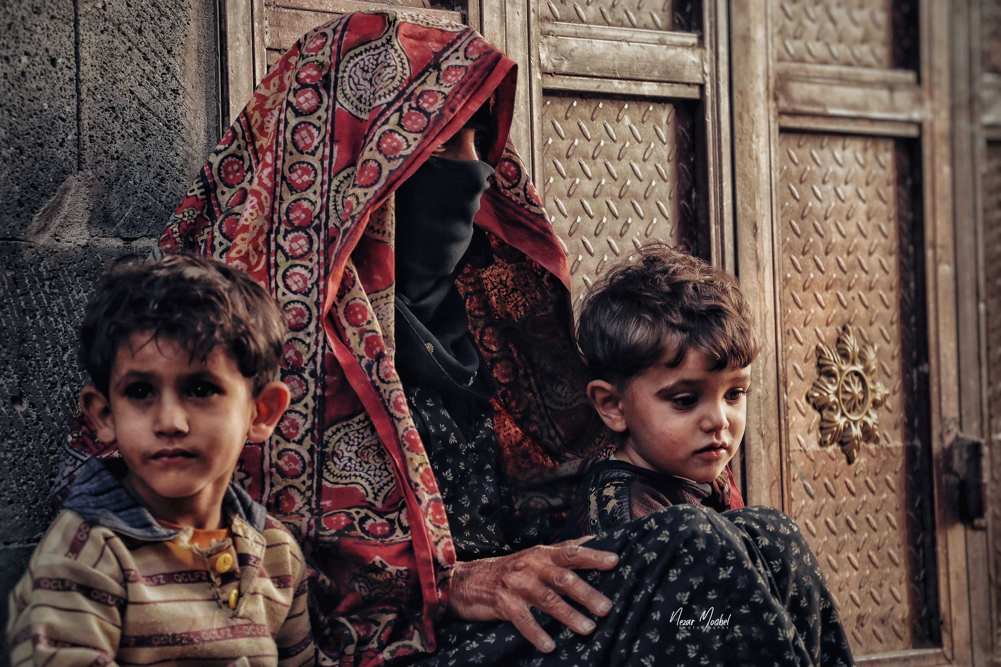 SANAA, YEMEN 2019 – donna e bambini