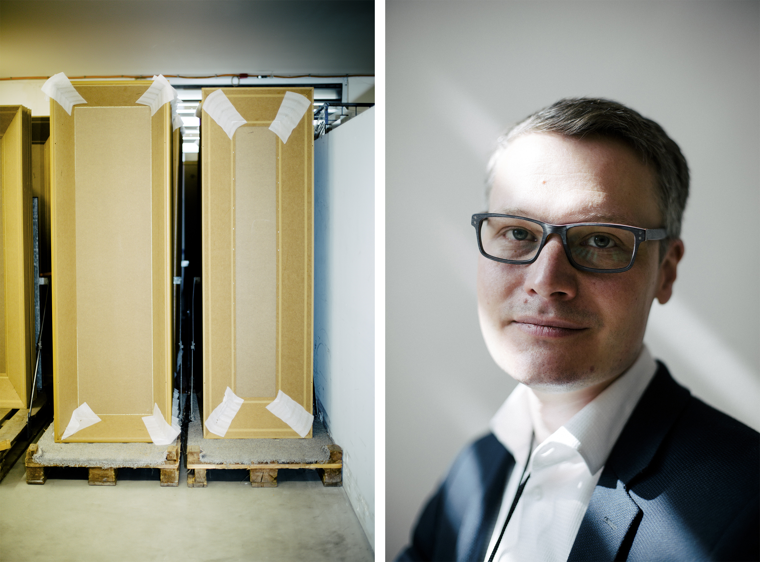 Offene Särge neben einem Porträt des Bestatters Dominik Kleinen