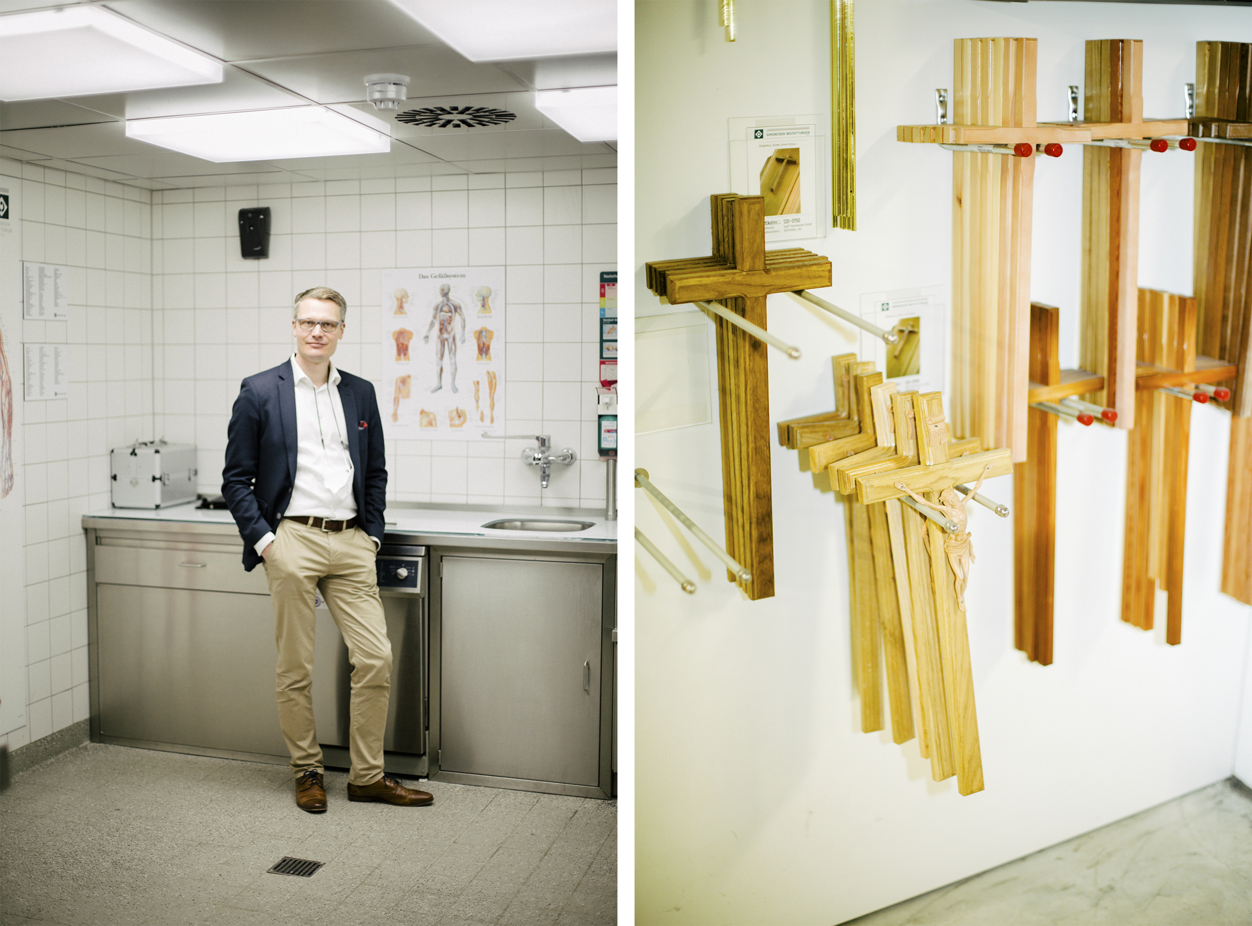 Der Bestatter Dominik Kleinen steht in einem gefliesten Raum, an einer Wand hängen Holzkreuze