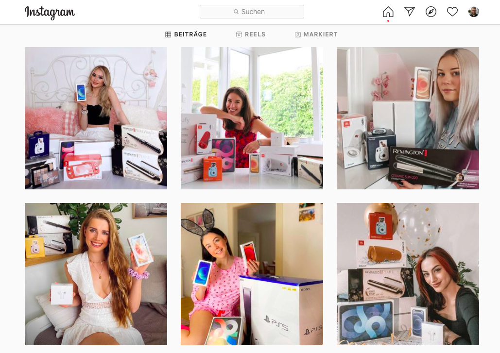 Auf einem Split Screen halten sechs Frauen teure Technikprodukte in die Kamera