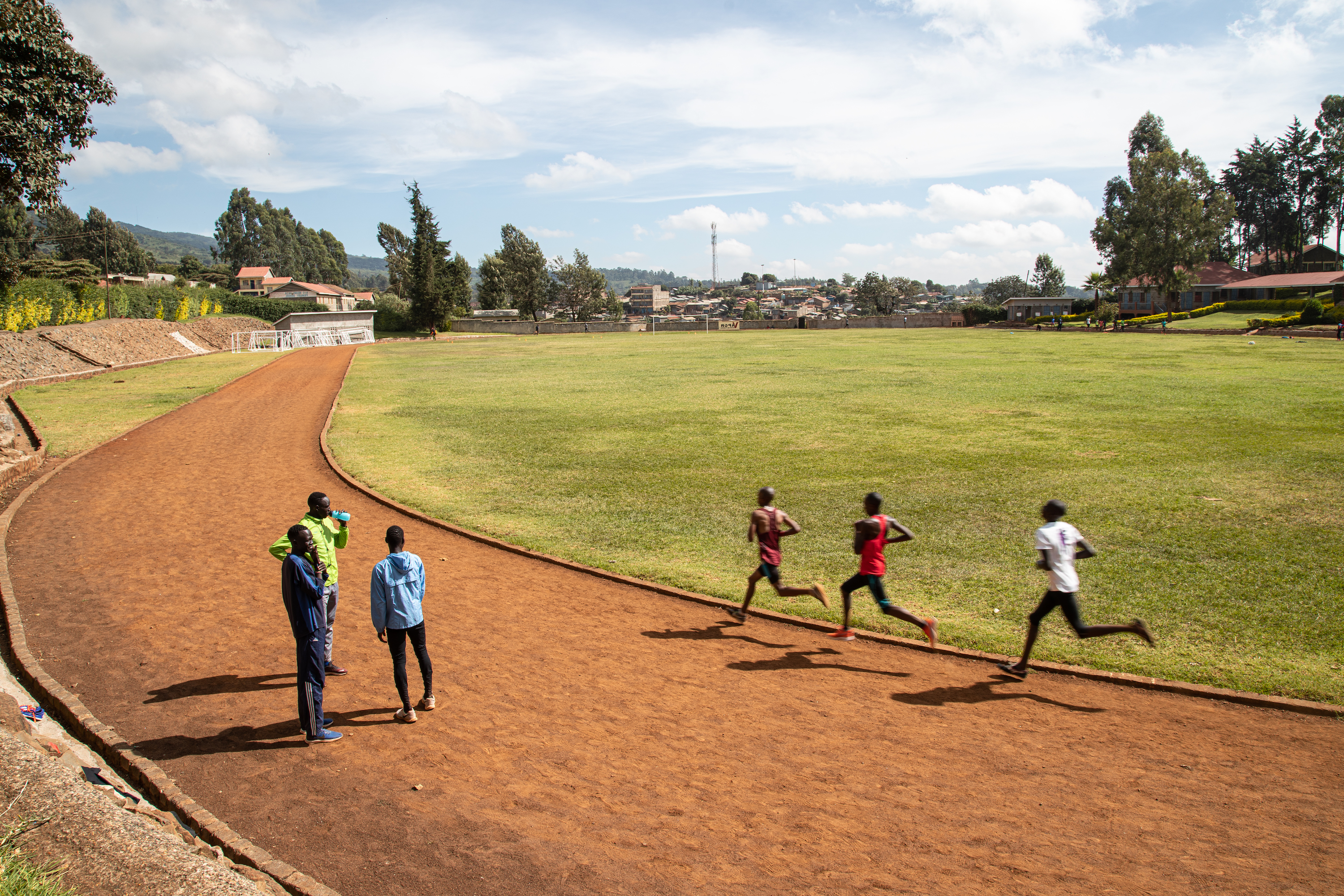 The morning training includes track runs. Photo: Leonardo Mangia
