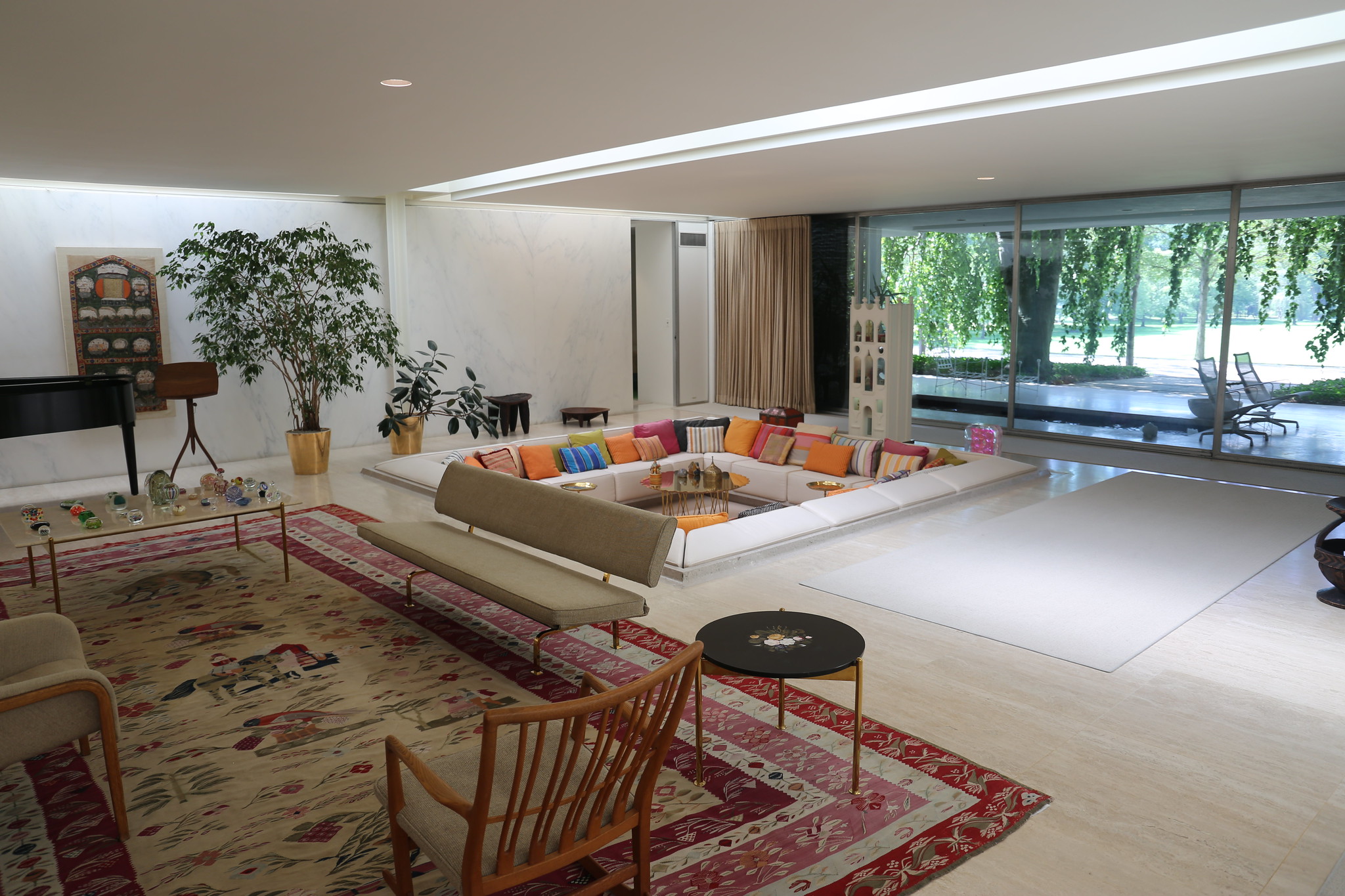 Camera de zi cu spațiul de discuții scufundat. Exemplul de aici e Casa Miller, arhitect Eero Saarinen, Columbus, statul Indiana, SUA. Fotografie de Jay the Expat via Flickr