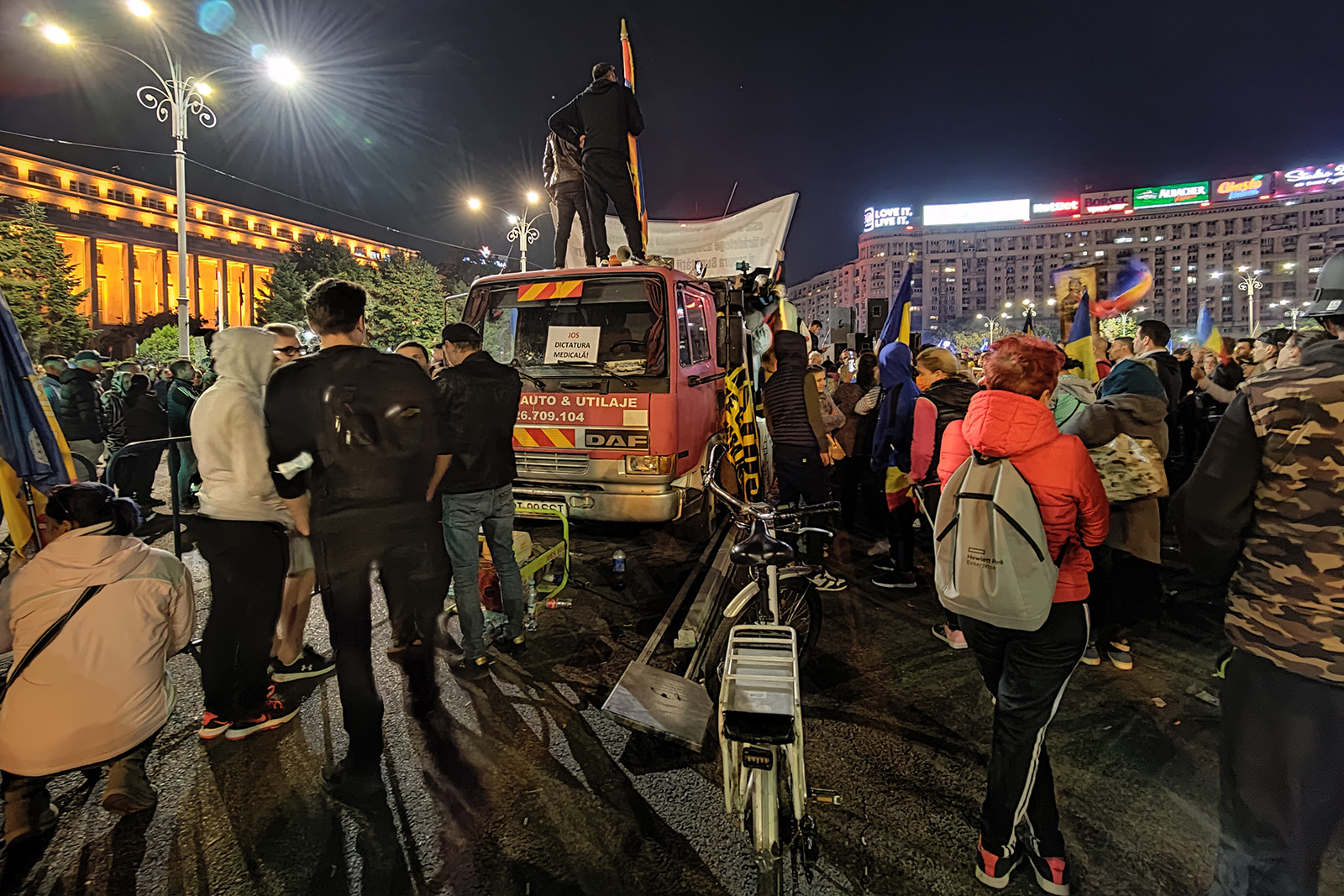 protest aur protest anti vaccin piata victoriei diana sosoaca oana lovin