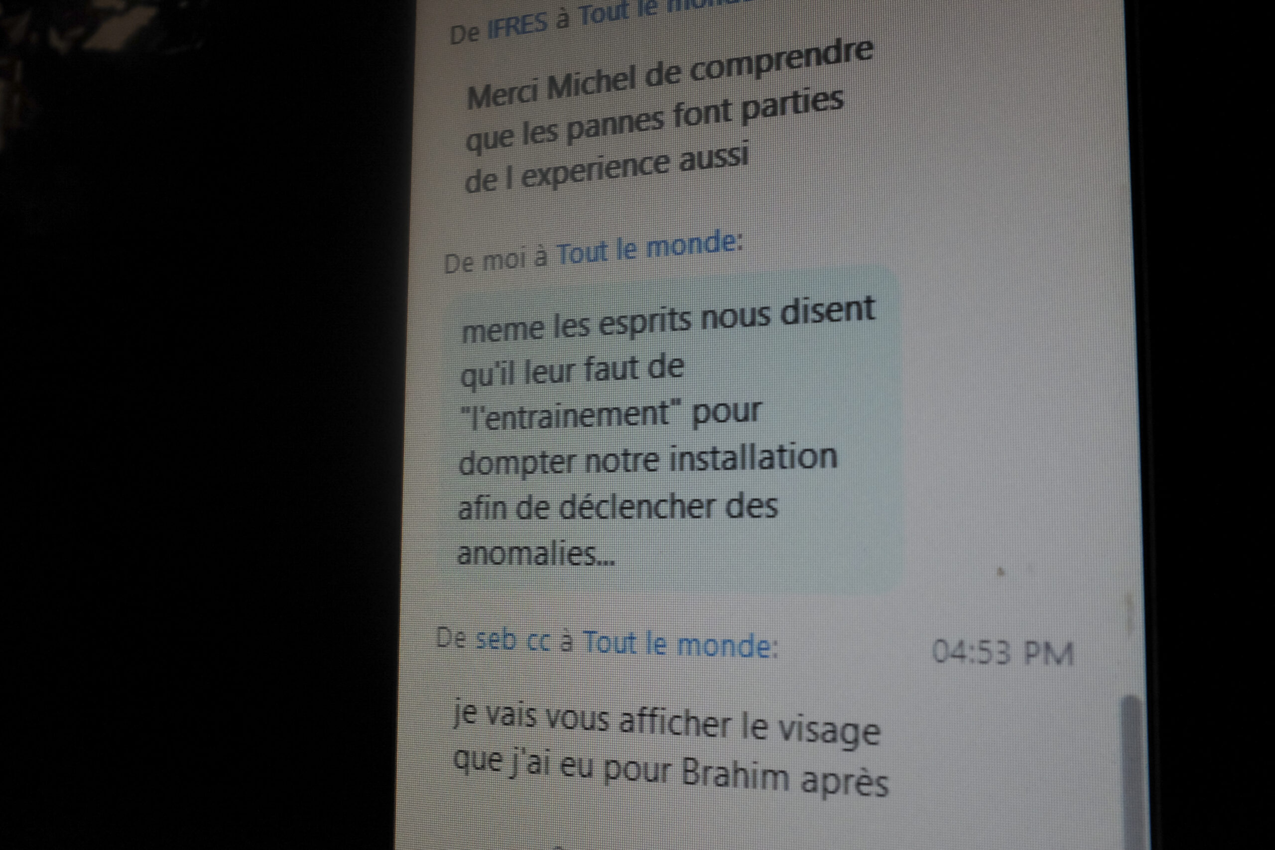 Sur Zoom, Amar rappelle aux spectateurs les difficultés inhérentes à la démarche scientifique prônée par l’association. Crédit : LD.