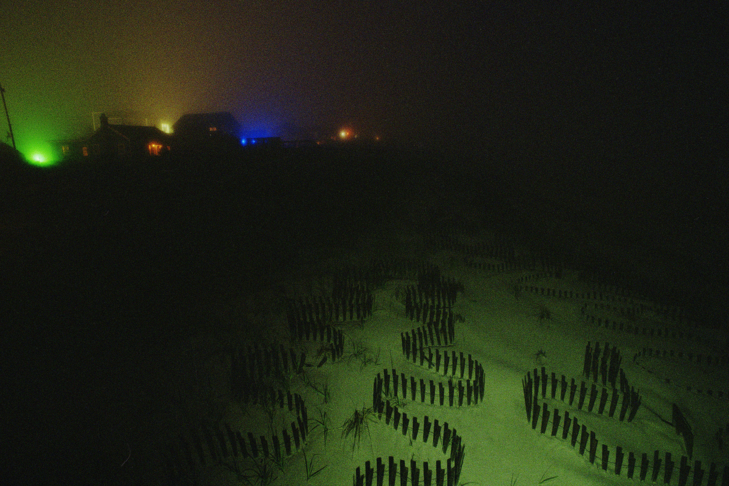 La spiaggia, di notte. Foto di Matthew Leifheit da 'To Die Alive.'