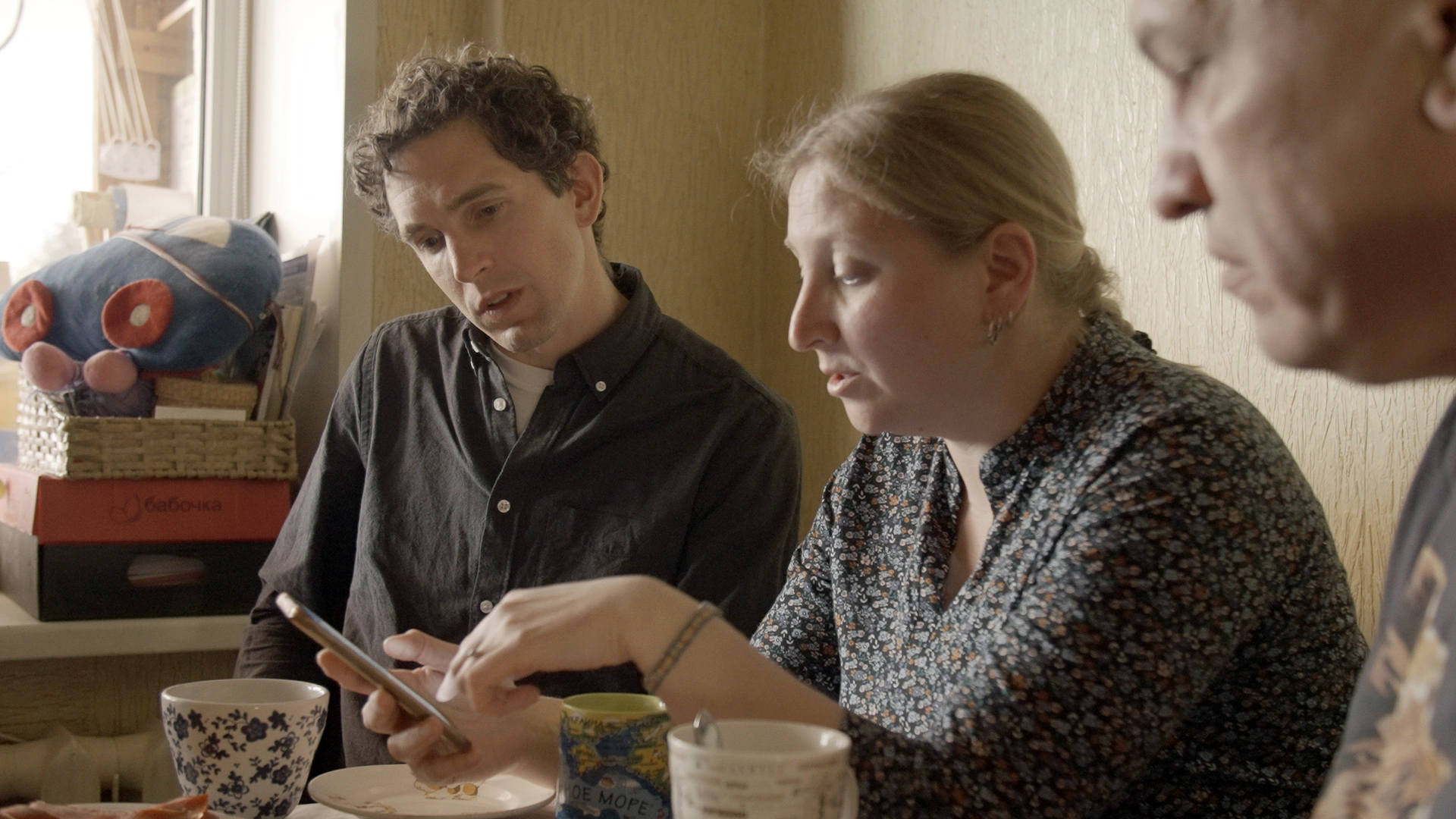 Marina Koshkina shows Alec Luhn where she gets her information about the war in Ukraine. Photo: Andy Haywar
