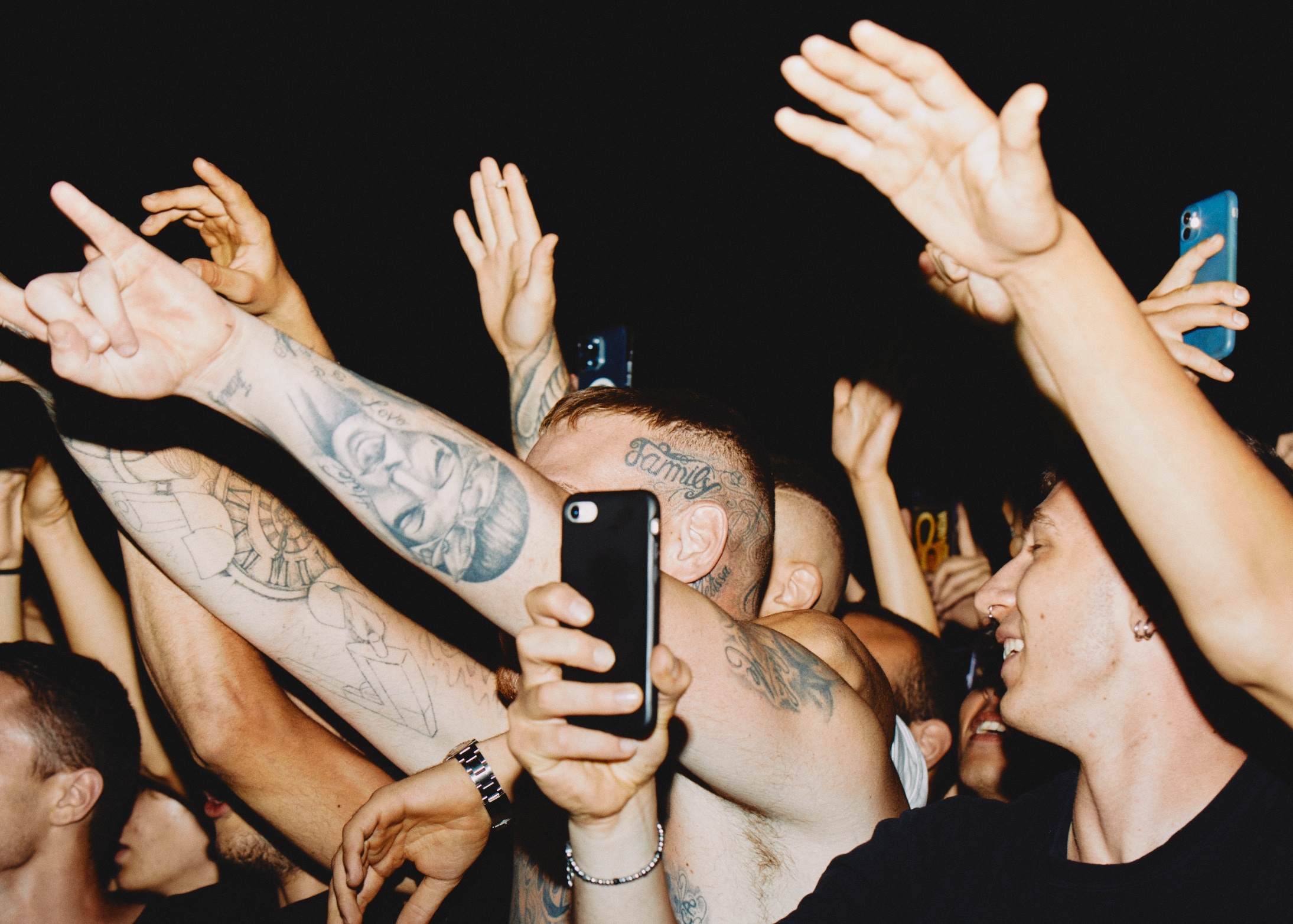 Il pubblico a un concerto di Noyz Narcos.