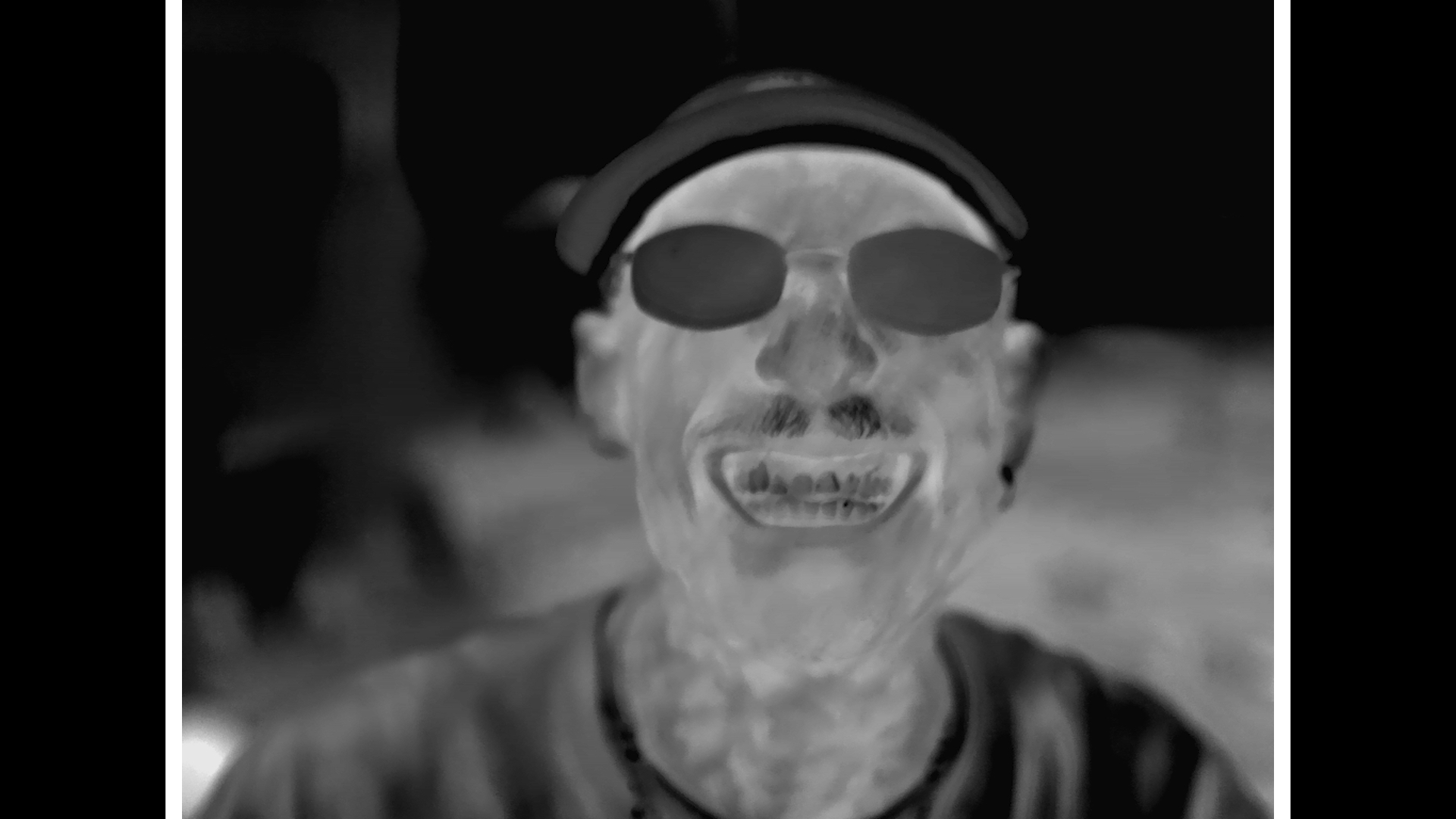 Il volto di Noyz Narcos ripreso con una telecamera a infrarossi.