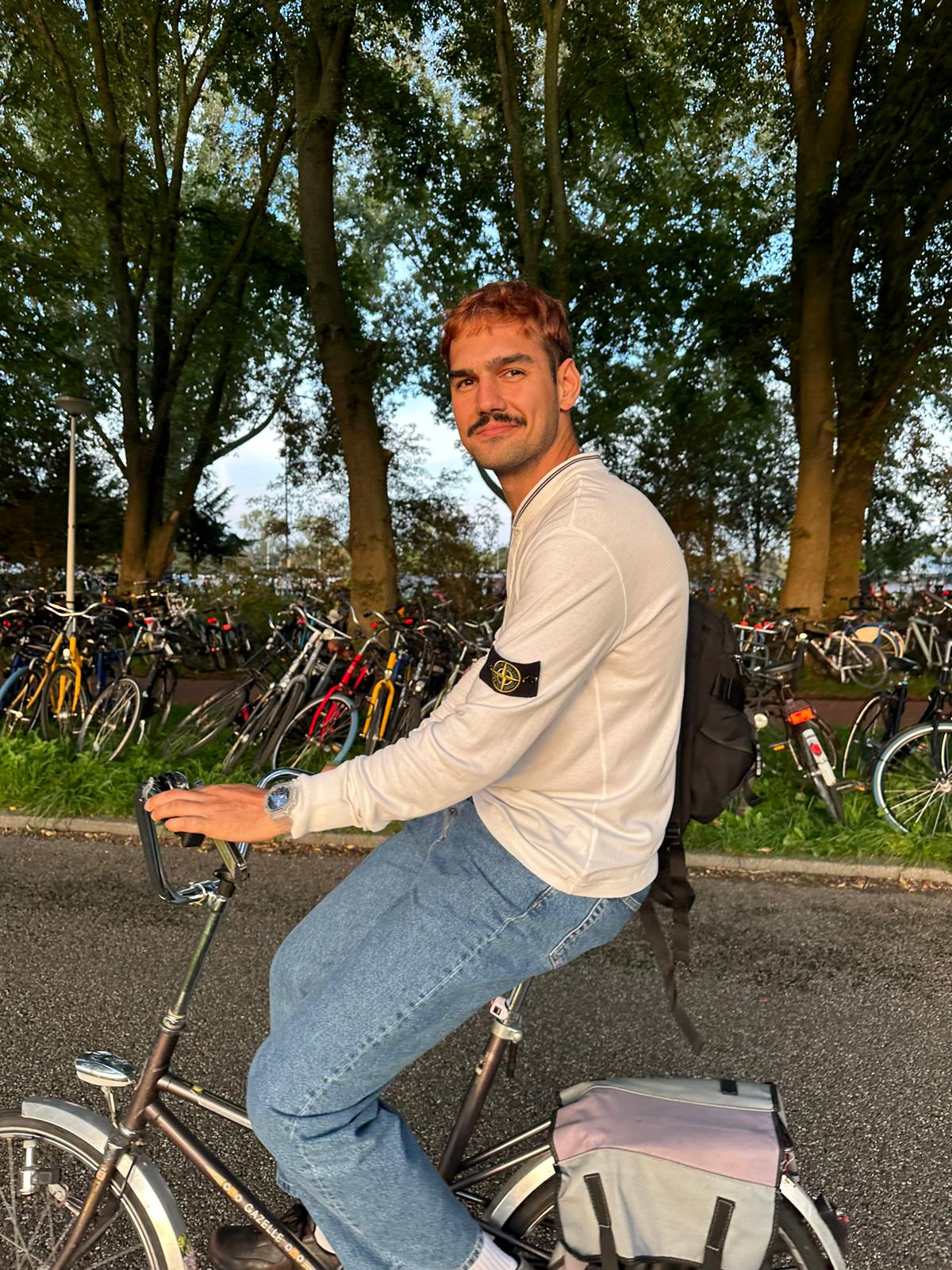 dj Moody Mehran op een fiets